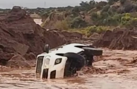 Camioneta volcada en una corriente de barro tras la tormenta en Añelo