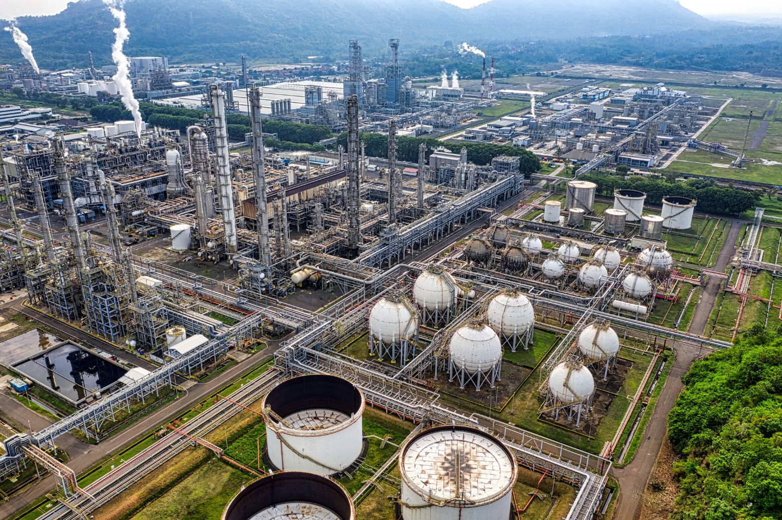 Vista aérea de una planta industrial con tanques