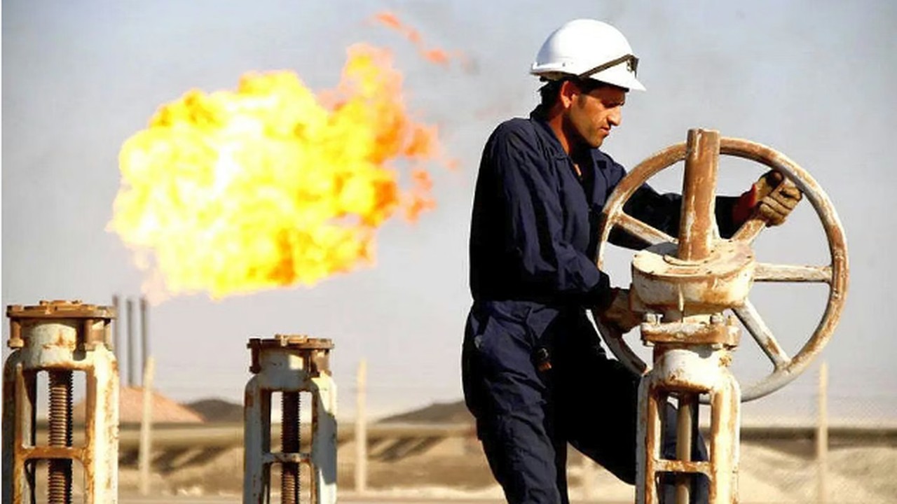 Red del Petróleo News: trabajador petrolero operando una válvula en un yacimiento