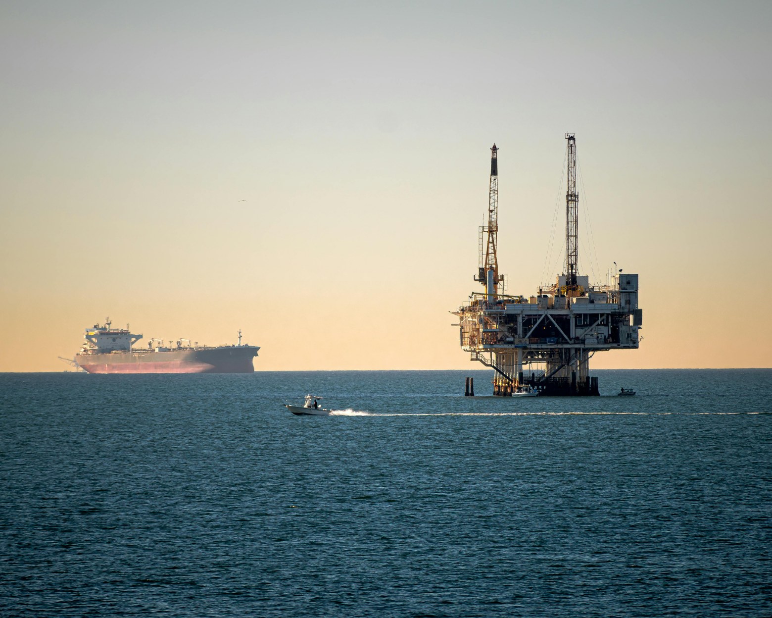 Plataforma petrolera y buque tanque en el mar