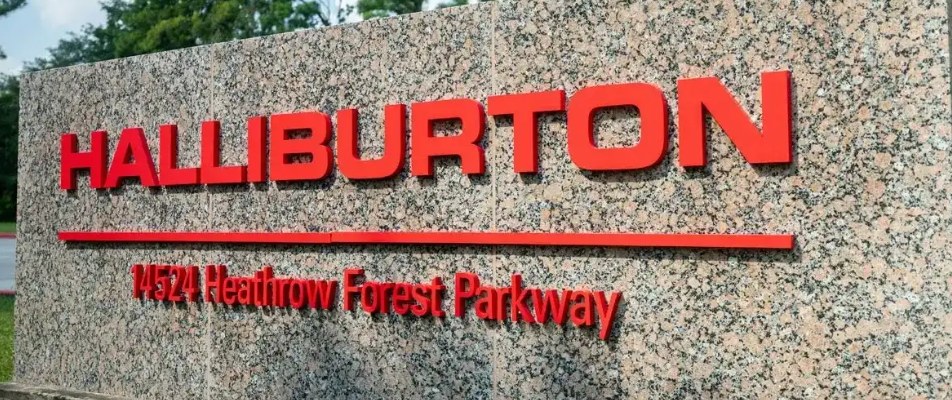 Cartel con el logo de Halliburton en la entrada de una de sus sedes