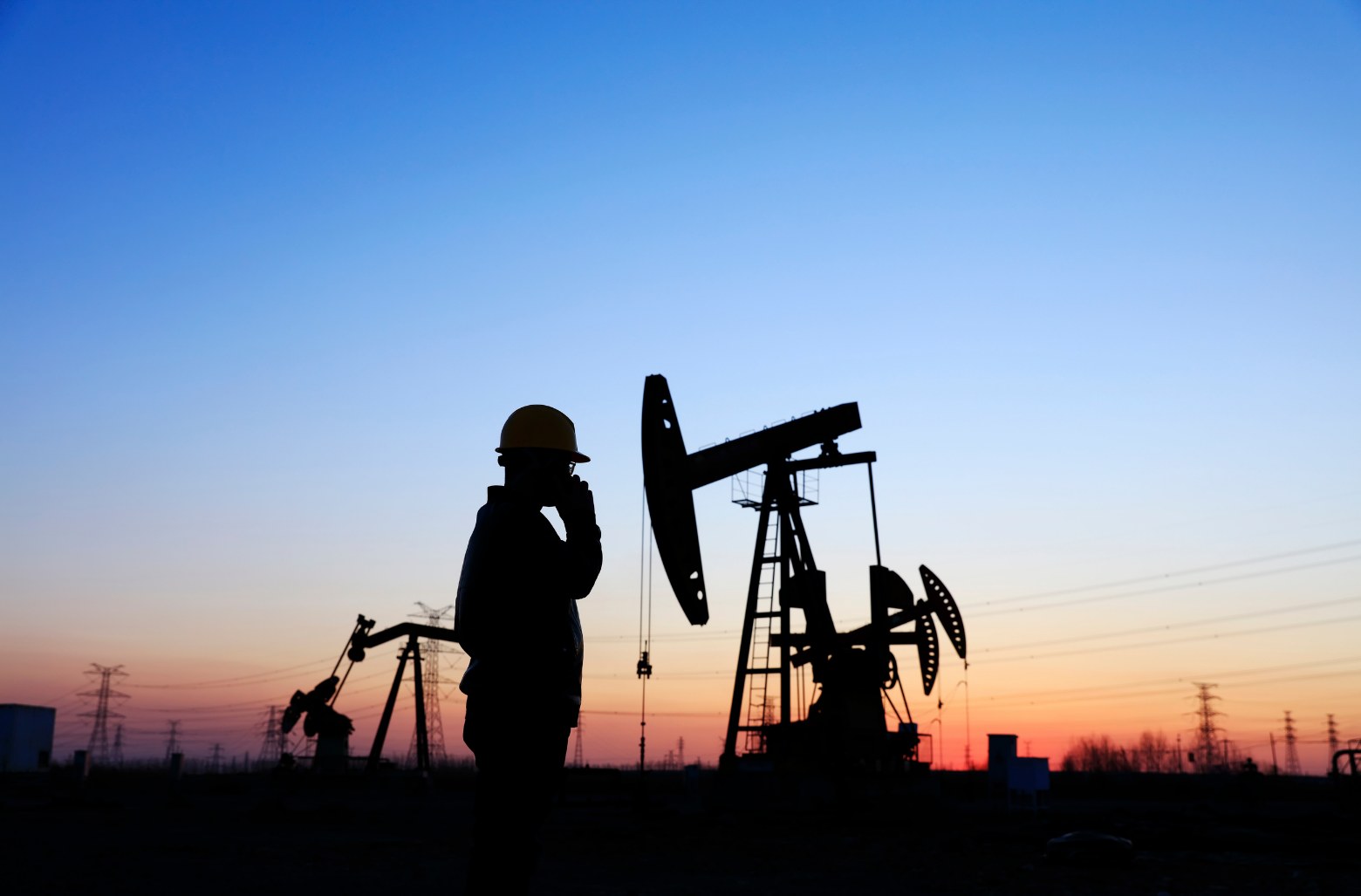 Aparato de bombeo de petróleo al atardecer