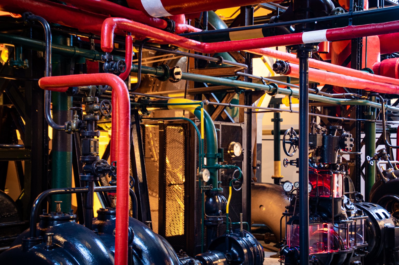 Instalación de gas con cañerías, válvulas y compresores