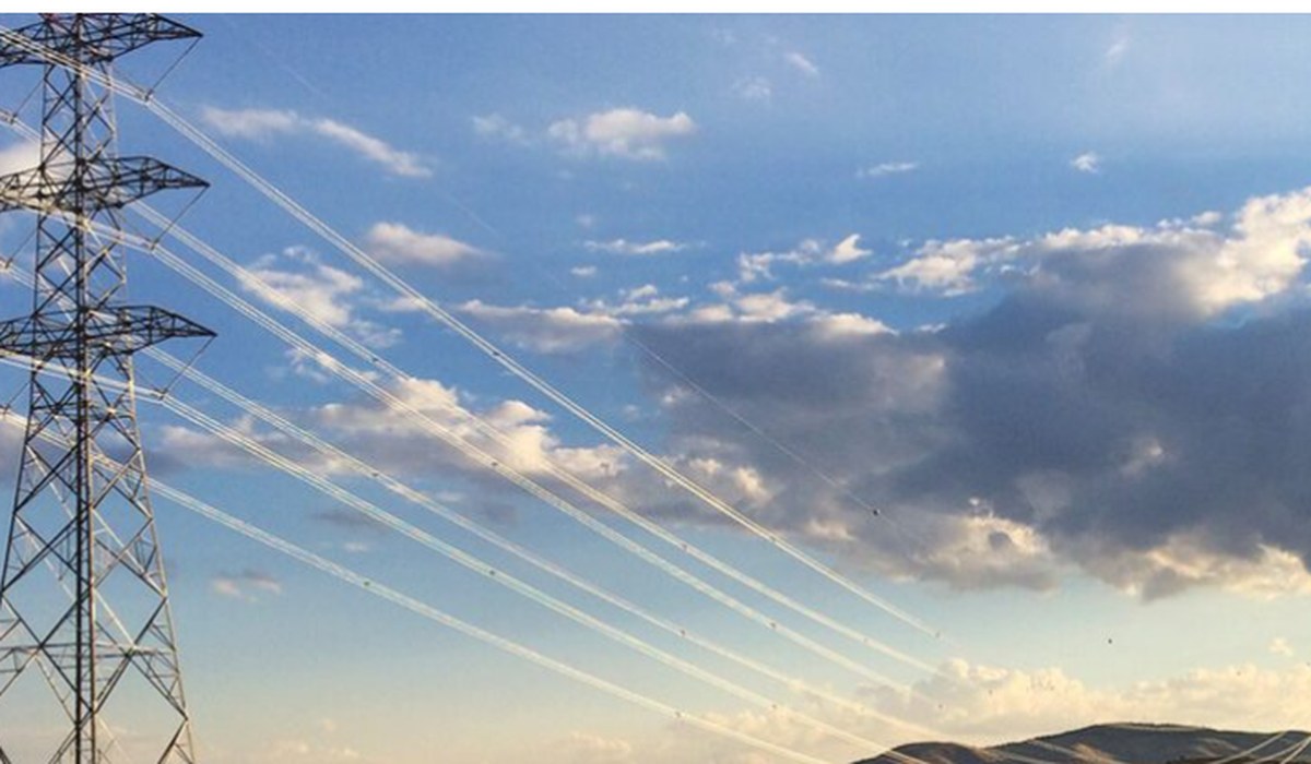 Líneas de alta tensión contra el cielo