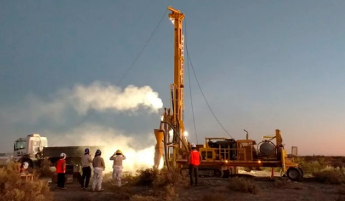 Equipo de perforación en la Patagonia, zona de exploración de uranio en Río Negro
