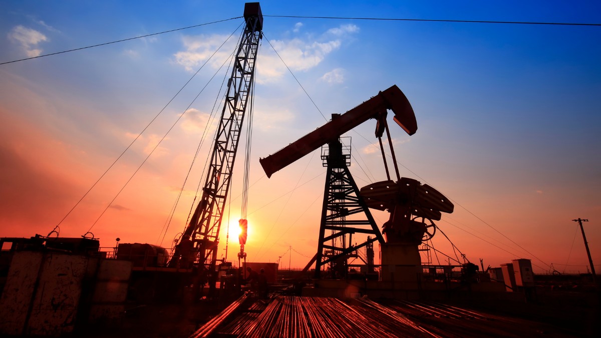 Equipo de perforación (pumpjack) en Vaca Muerta al atardecer